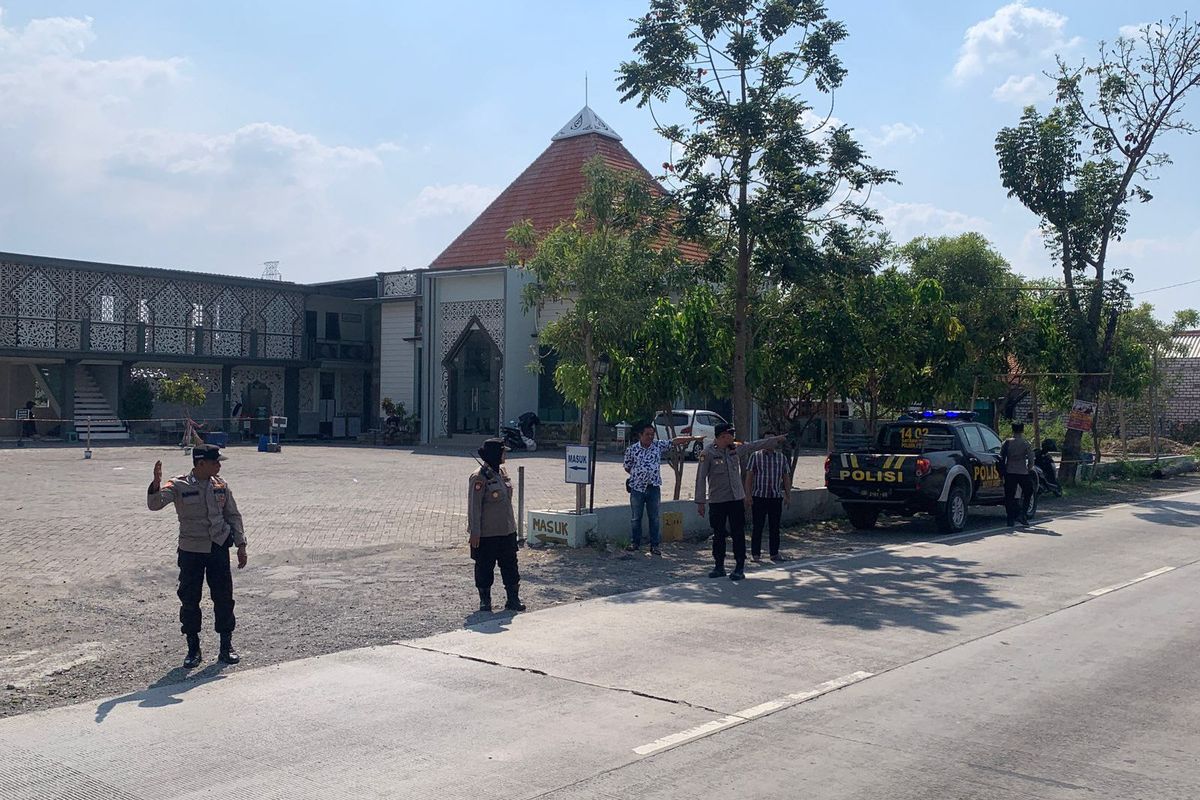 Petugas kepolisian masih berjaga di beberapa titik pinggir jalan raya usai insiden warga dikeroyok oknum suporter Gresik United di Kecamatan Babat, Lamongan, Jawa Timur, Selasa (29/10/2024).