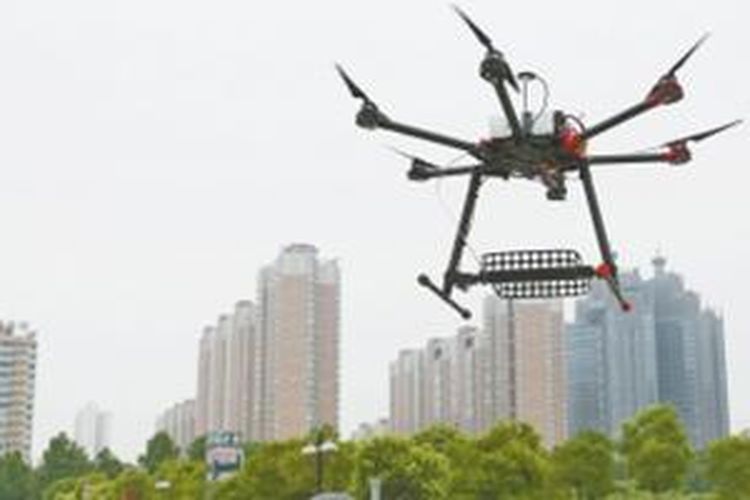 Drone pengawas ujian yang dipakai di Tiongkok