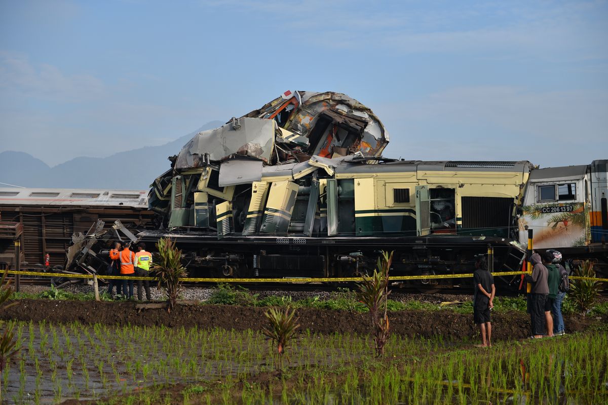 Sejumlah warga melihat kereta api lokal Bandung Raya yang bertabrakan dengan kereta api Turangga di Cicalengka, Kabupaten Bandung, Jawa Barat, Jumat (5/1/2024). Hingga saat ini petugas masih mengidentifikasi penyebab kecelakaan tersebut serta masih mendata korban baik yang luka serta meninggal dunia. 