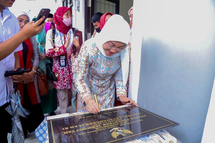 Menteri Ketenagakerjaan (Menaker) Ida Fauziyah meresmikan BLK Komunitas di Pesantren Tanwiriyyah Cianjur, Jawa Barat (Jabar), Selasa (4/10/2022).
