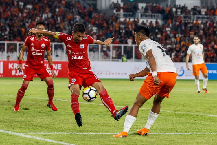Pemain Persija Jakarta Ismed Sofyan menghadang tendangan dari pemain Borneo FC saat Liga 1 2018 di Stadion Utama Gelora Bung Karno, Jakarta, Sabtu (14/4/2018). Persija menang dengan skor 2-0.