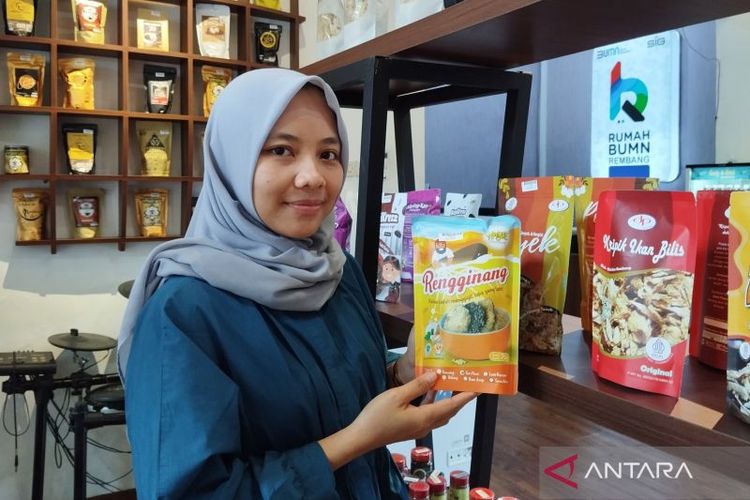 Pegawai Rumah BUMN Rembang, Jawa Tengah, menunjukkan salah satu produk makanan dari pelaku UMKM yang penjualannya melalui Rumah BUMN Rembang.
