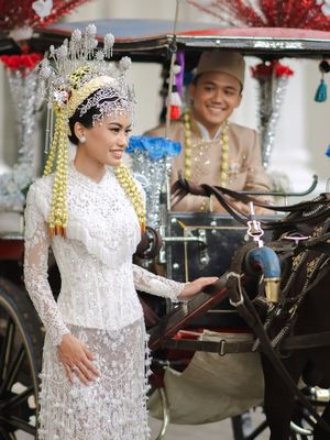 Namira Adjani, putri Alya Rohali, tampil anggun di pernikahan adat Betawi dengan kebaya Didiet Maulana, siger melati, dan prosesi delman yang memikat.