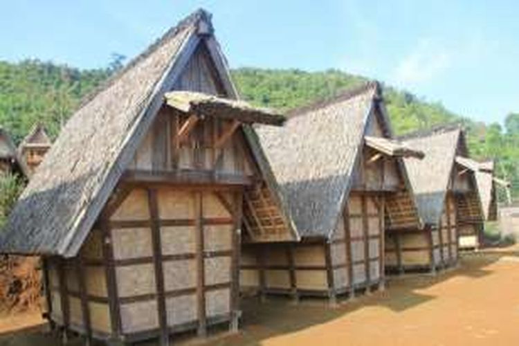 Leuit (lumbung pad) merupakan tempat menyimpan padi. Dalam budaya Sunda, leuit menandakan ketahanan pangan sebuah keluarga, desa, bahkan negara. 