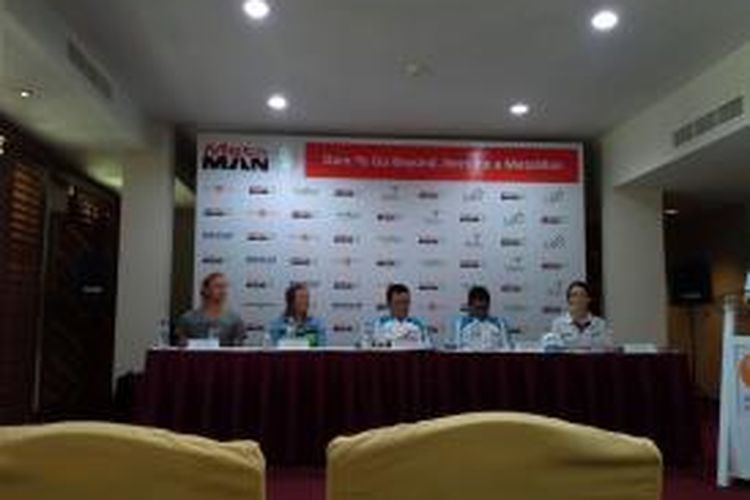 Managing Director Metasport, Nathalie Marquet (kanan), duduk di hadapan rekan pers untuk memberikan keterangan terkait Metaman Bintan Triathlon di Hotel Nirwana, Bintan, Riau, Sabtu (30/8/2013).