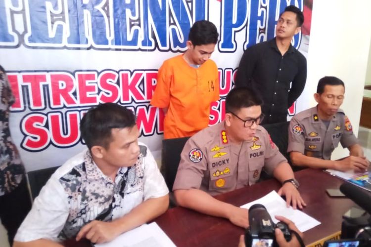 MA (29) saat ditangkap polisi dalam kasus ujaran kebencian melalui ITE di Mapolda Sulsel, Jumat (17/5/2019).