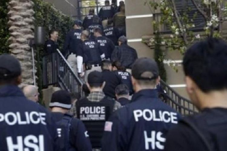 Agen federal AS memasuki sebuah kompleks apartemen yang diduga oleh aparat digunakan sebagai tempat bersalin oleh perempuan hamil yang berkunjung dari luar negeri di Irvine, California (3/3/2015).