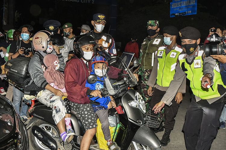 Sejumlah petugas Kepolisian memutarbalikkan pemudik motor yang akan melintas di posko penyekatan mudik di Kedungwaringin, Kabupaten Bekasi, Jawa Barat, Minggu (9/5/2021). Pada H-3 jelang Hari Raya Idul Fitri 1422 H petugas gabungan dari TNI,Polri, Dishub dan Satpol PP memperketat penjagaan pemudik di perbatasan Kabupaten Bekasi dan Karawang.