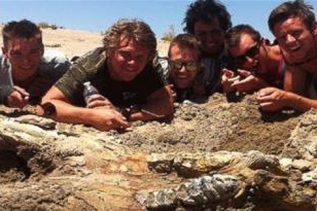 Sekelompok lelaki menemukan fosil gajah purba saat pesta bujangan.