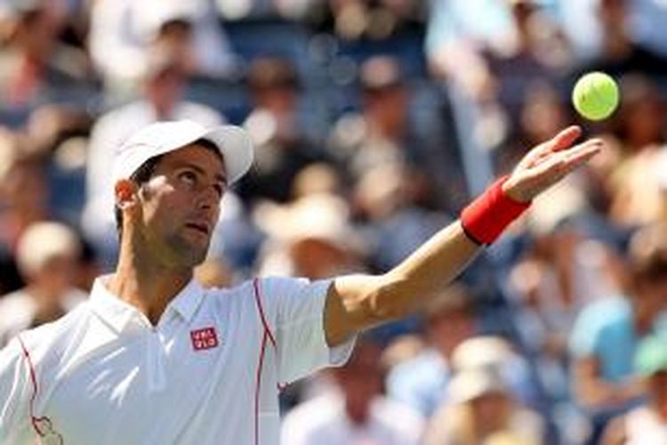 Petenis Serbia, Novak Djokovic melakukan servis saat berlaga di semifinal US Open, melawan Stanislas Wawrinka dari Swiss, di USTA Billie Jean King National Tennis Center, New York, Sabtu (7/9/2013).