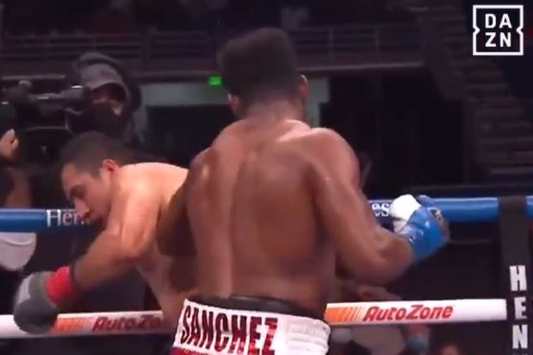 Frank Sanchez melepaskan pukulan hook ke arah Julian Fernandez pada duel tinju dunia di Alamodome, San Antonio, Texas, Amerika Serikat pada Minggu (20/12/2020) pagi WIB.