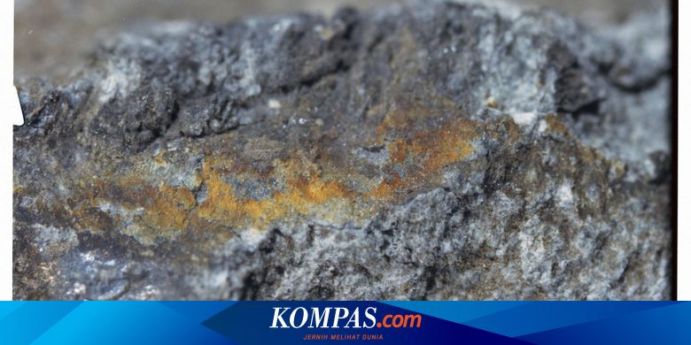 Batu "Berkarat" Buktikan Bagian Dalam Bulan Kering Kerontang