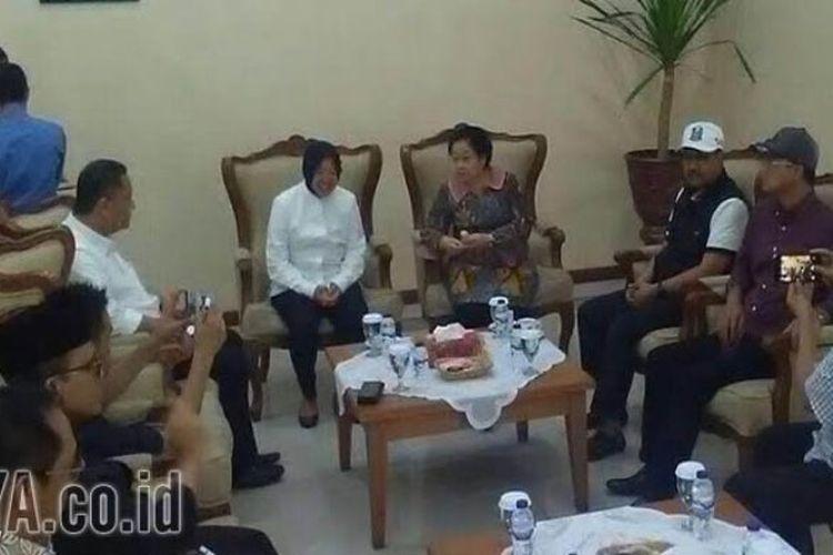 Ke Surabaya, Megawati Soekarnoputri disambut Gus Ipul, Abdullah Azwar Anas dan sejumlah elite PDI-P Jatim di ruang VIP Bandara Internasional Juanda, Senin (11/9/2017). 