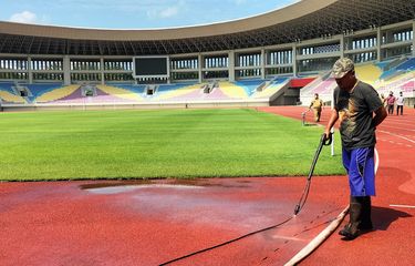 Perawatan area lapangan Stadion Manahan, Kota Solo, Jawa Tengah.