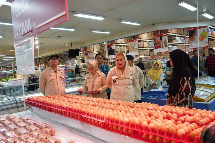 Wali Kota Semarang, Hevearita Gunaryanti Rahayu saat melakukan pantauan harga kebutuhan masyarakat di beberapa pasar modern dan pasar tradisional, Jumat (5/4/2024).