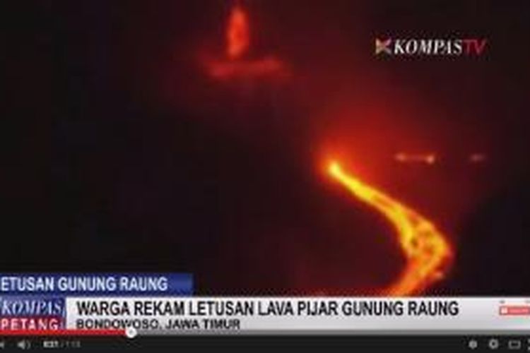 Aliran lava pijar di dalam kaldera Gunung Raung