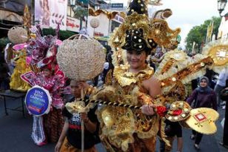 Peserta pawai yang berasal dari Solo Batik Carnival (SBC) memamerkan kostum-kostum batiknya saat digelar Pawai Festival Kesenian Yogyakarta (FKY) 2011 di Jalan Malioboro, Kota Yogyakarta, DI Yogyakarta, Senin (20/6/2011). 