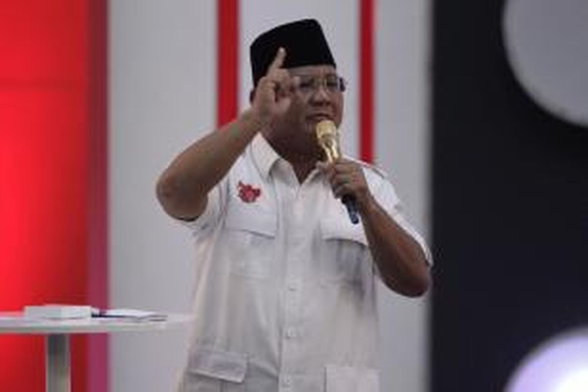 Calon Presiden nomor urut 1 Prabowo Subianto memberikan jawaban dalam debat capres 2014 putaran ketiga, di Hotel Holiday Inn, Kemayoran, Jakarta, Minggu (22/6/2014). 