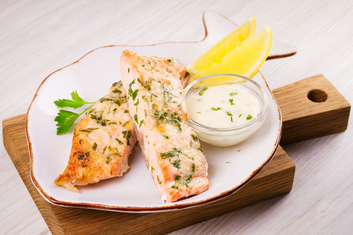 Ilustrasi ikan panggang dengan parmesan, keju, dan lemon. 
