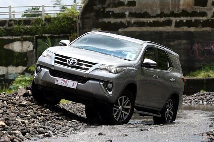 Toyota Fortuner jadi pesaing utama Mitsubishi Pajero Sport