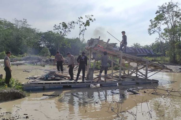 Petugas kepolisian memusnahkan rakit tambang emas ilegal di Kabupaten Kuantan Singingi, Riau, Rabu (3/5/2023).