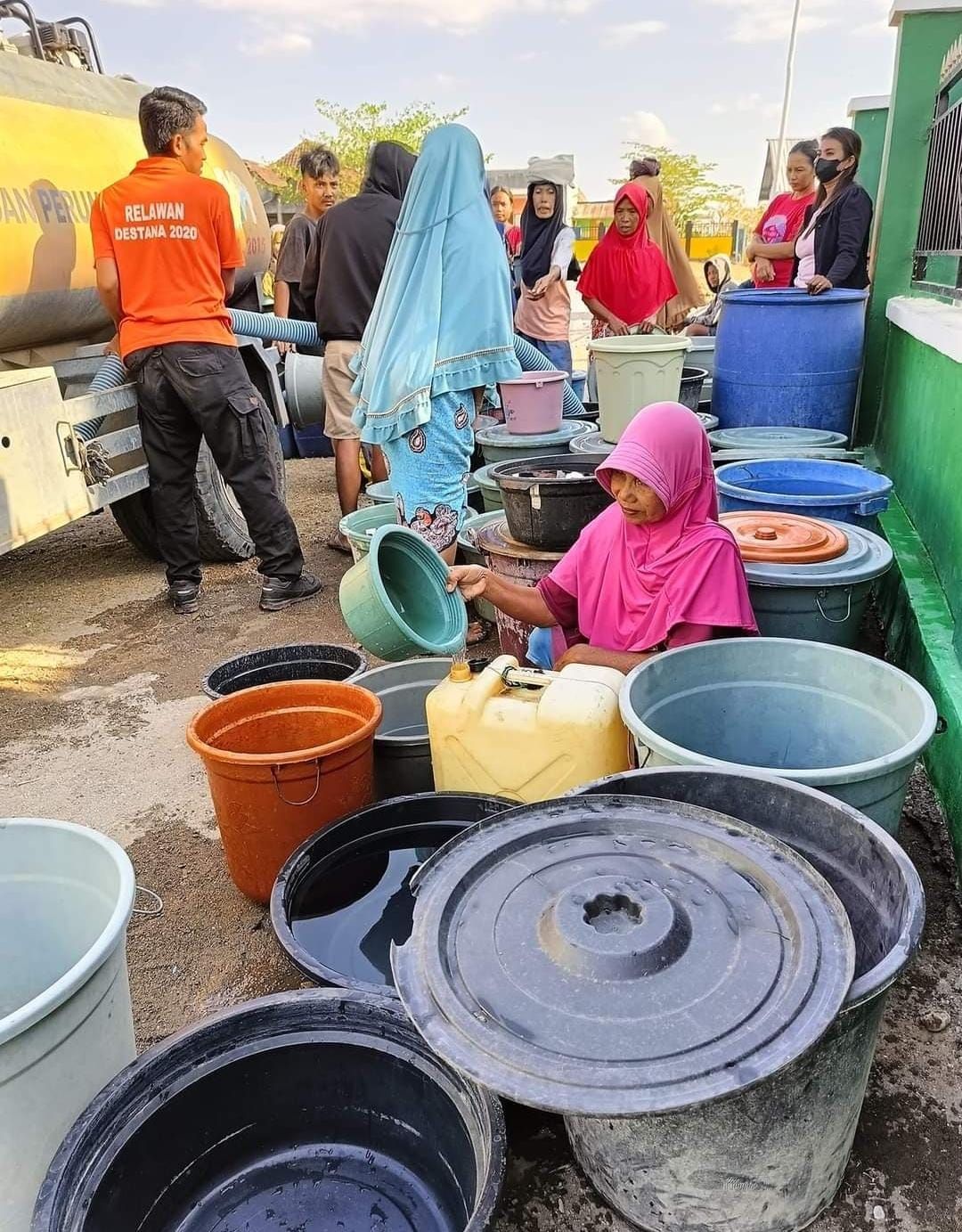 41 Desa di Sumbawa Krisis Air Bersih, BPBD Turunkan 6 Truk Bantuan