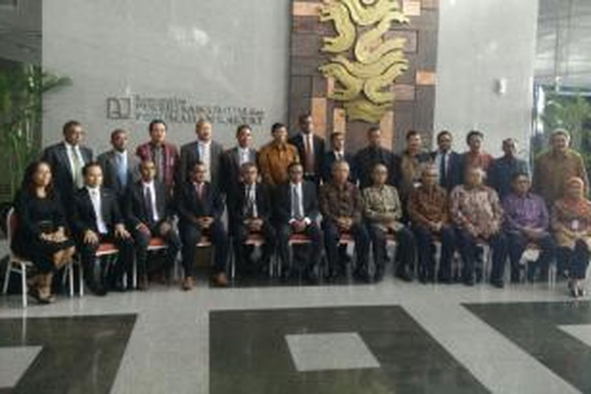 Kementerian Pekerjaan Umum, Transportasi dan Komunikasi Republik Demokratik Timor Leste dan Kementerian Pekerjaan Umum dan Perumahan Rakyat Republik Indonesia berpose bersama di Gedung Kementerian PUPR, Jakarta, usai penandatanganan kesepakatan bantuan pembangunan infrastruktur, Jumat (10/4/2015).