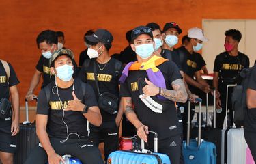 Paulo Gali Freitas (tengah depan) bersama skuad Timor Leste. Seusai menjalani karantina di Jakarta pemain Timnas Timor Leste Fabio mendarat di Bandara I Gusti Ngurah Rai Bali, Selasa (25/1/2022) sore. Mereka akan menjalani uji coba melawan Timnas Indonesia pada tanggal 27 dan 30 Januari 2022 dalam rangka FIFA Matchday di Stadion Kapten I Wayan Dipta Gianyar.