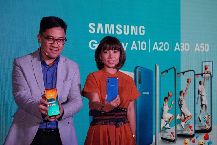 Head of Product Marketing IT and Mobile Samsung Electronics Indonesia Denny Galant (kiri), dan Senior Product Marketing Manager Samsung Electronics Indonesia saat memperkenalkan ponsel seri Galaxy A baru di Jakarta, Jumat (22/3/2019).

