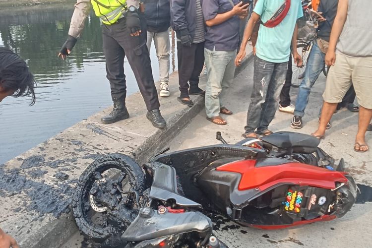 Motor NMax Tercebur ke Kali Mookervart Jakbar, Pengemudi Diduga Hilang Kendali