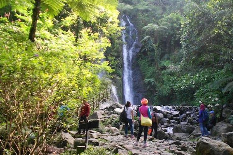 Wisatawan menikmati pemandangan salah satu air terjun di Curug Cilember, Desa Jogjogan, Kecamatan Cisarua, Bogor, Jawa Barat, Senin (2/2/2015).