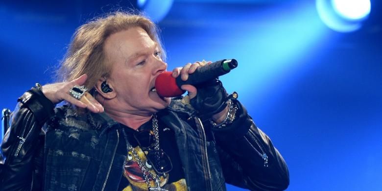 Vokalis Guns N' Roses Axl Rose ketika tampil sebagai penyanyi utama band AC/DC di Marseille, Perancis, pada 13 Mei 2016.