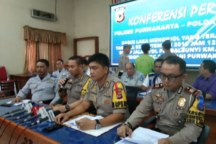 Koordinator Pengujian Kendaraan Dishub Jabar Enjang Kusmana, Kabid Humas Polda Jabar Kombes Trunoyudo Wisnu Andiko , Kapolres Purwakarta AKBP Matrius, dan Kasat Lantas Polres Purwakarta AKP Ricky Adipratama (kiri ke kanan) saat memberikan keterangan pers di Mapolres Purwakarta, Rabu (4/9/2019).