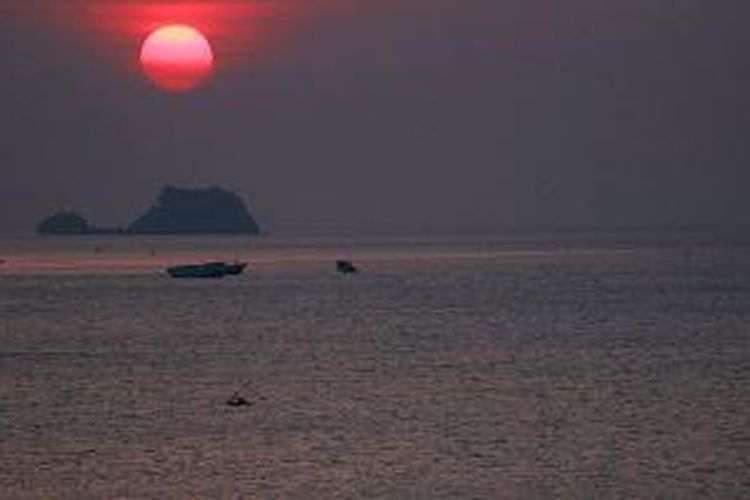 Pemandangan senja di perairan Pulau Bawean, Kabupaten Gresik, Jawa Timur, Jumat (24/10/2014). Pulau Bawean yang berjarak sekitar 128 kilometer dari Pelabuhan Gresik memiliki potensi wisata yang cukup besar, tetapi belum dikembangkan dengan optimal. Masalah utama adalah keterbatasan sarana transportasi, infrastruktur, dan minimnya promosi.
