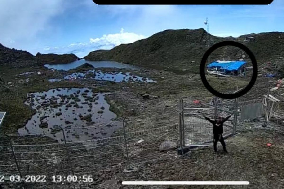 Tangkapan layar dari CCTV Tower B3 yang terletak di Distrik Beoga menunjukkan salah satu pekerja PT. PTT yang selamat tengah meminta pertolongan ke arah kamera setelah KKB menyerang mereka pada Rabu (2/3/2022) dini hari. Akibat kejadian tersebut, delapan pekerja tewas akibat luka tembak, Puncak, Papua