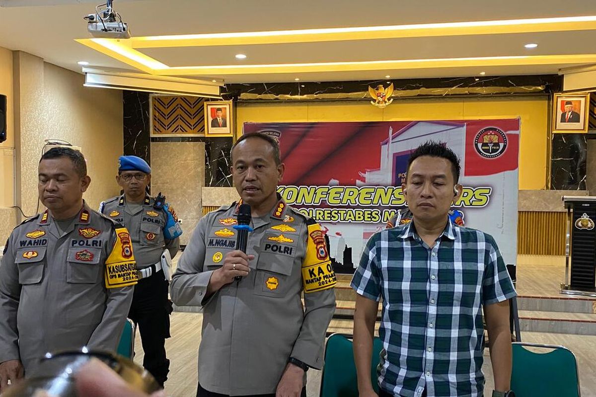 Kapolrestabes Makassar Kombes Pol Mokhamad Ngajib (tengah) saat memberikan keterangan resmi kepada awak media di aula Mapolrestabes Makassar, Jalan Ahmad Yani, Kota Makassar, Sulsel, Selasa (27/8/2024).