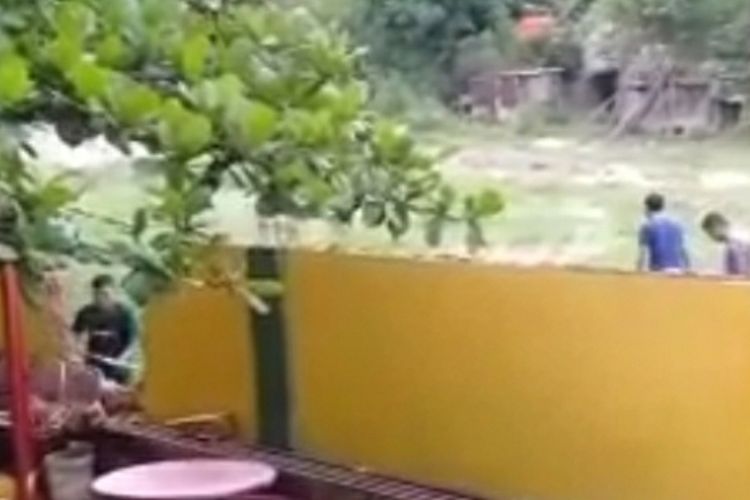 Tangkapan layar video viral aksi pengrusakan terhadap bangunan tembok SD Taruna Islam di Jalan Melur Indah, Kelurahan Tangkerang Timur, Kecamatan Tenayan Raya, Kota Pekanbaru, Riau, beberapa waktu lalu.