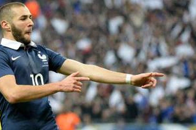 Striker Perancis, Karim Benzema, merayakan gol yang dicetaknya ke gawang Belanda dalam uji coba di Stade de France, Rabu (5/3/2014). Perancis menang 2-0.