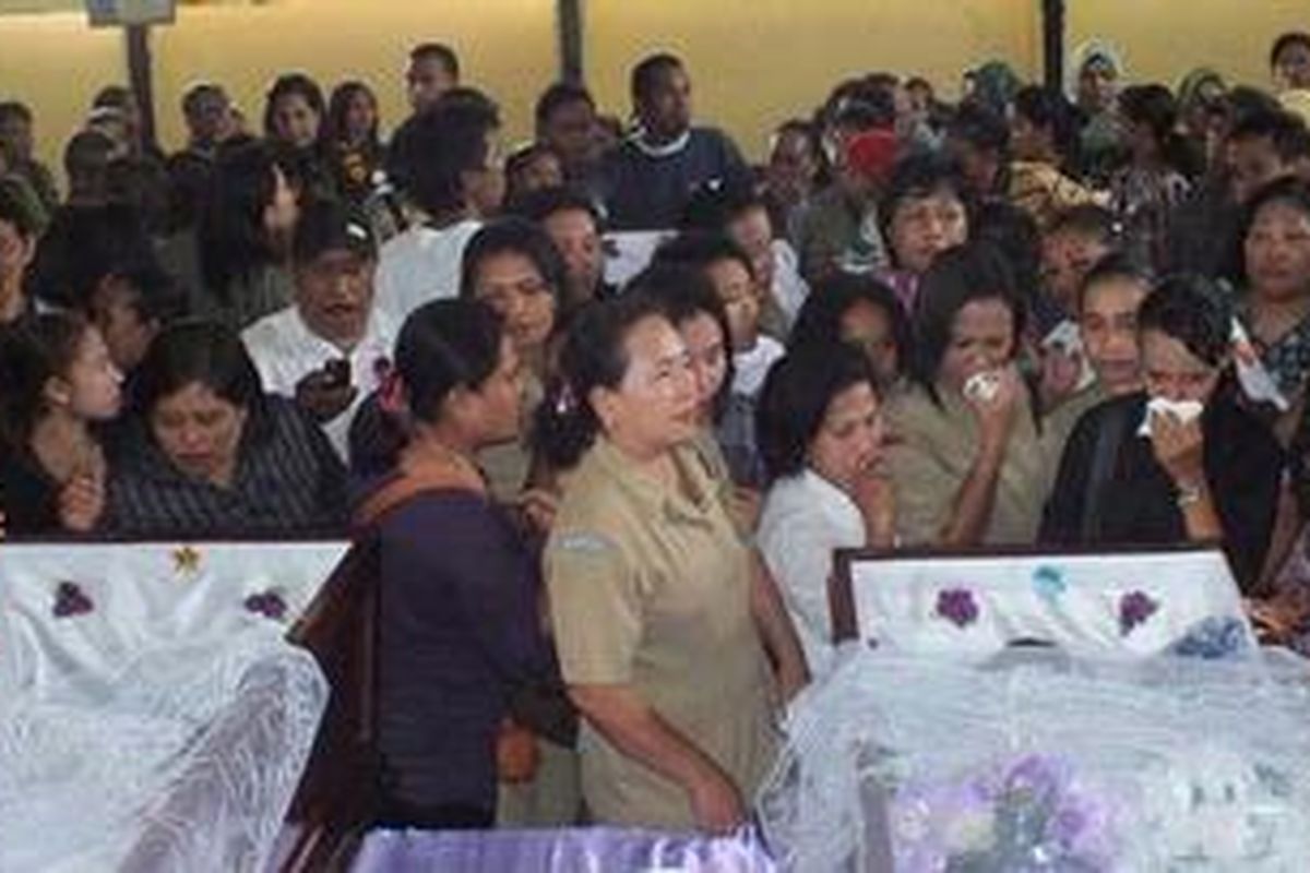 Tiga korban longsor, Betty Karual,  Evi Kaural, Ridho Karua saat disemayamkan di Gereja Betlehem, Senin (28/5/2012) siang.