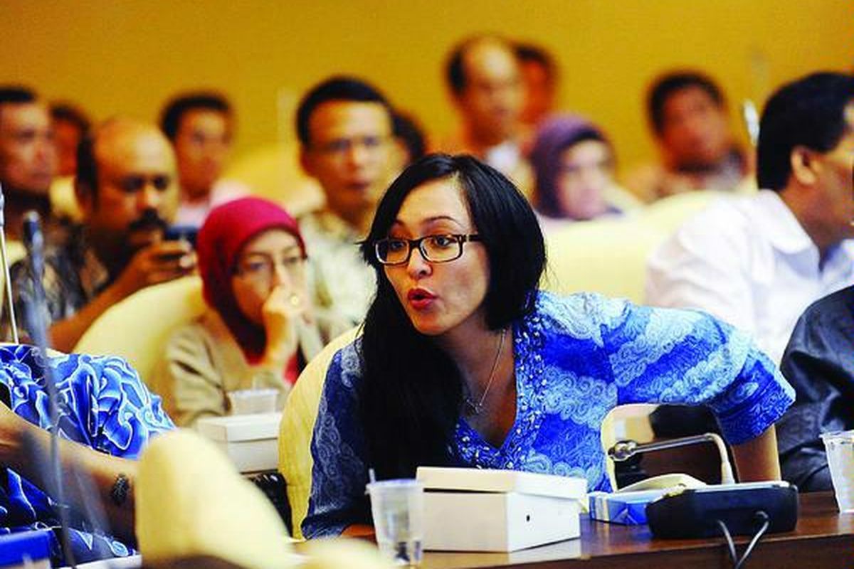Tersangka kasus suap wisma atlet SEA Games di Palembang, Angelina Sondakh, mengikuti seminar yang diadakan Fraksi Partai Demokrat di Gedung DPR, Senayan, Jakarta, Jumat (2/3). Mantan Wakil Sekjen Partai Demokrat tersebut hadir pertama kali ke DPR setelah ditetapkan tersangka oleh KPK. 