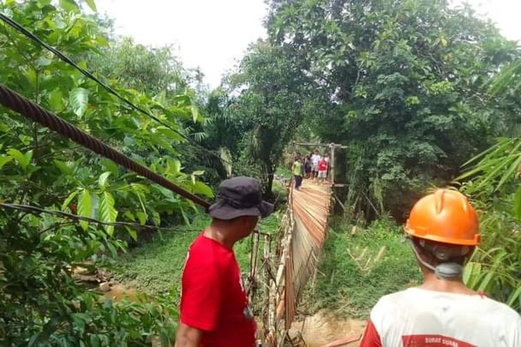 Jembatan gantung di Desa Jambu Tembawang, Kecamatan Air Besar, Kabupaten Landak, Kalimantan Barat (Kalbar) putus, Jumat (22/12/2023). Dalam peristiwa tersebur, sejumlah warga dilaporkan mengalami luka-luka. 