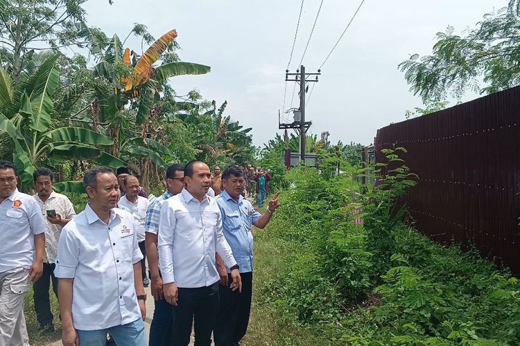 Kepala Ombudsman Sumut Herdensi dan Ketua DPRD Serdang Zakky Syahri saat meninjau lokasi pemagaran 48 hektar lahan hutan lindung di Desa Rugemuk, Kecamatan Pantai Labu, Kabupaten Deli Serdang, Senin (24/2/2025)