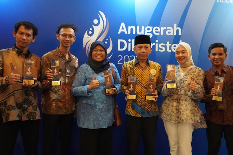 Itera berhasil meraih tiga medali emas (gold winner) kategori Anugerah Humas untuk PTN Satker subkategori siaran pers, video profil, dan pengelolaan lapor di Anugerah Diktiristek 2022.