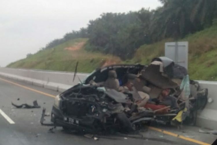 Kondisi mobil Innova rusak berat usai menabrak truk di jalan tol Pekanbaru-Dumai, Riau, yang mengakibatkan lima orang tewas, Rabu (13/1/2021).