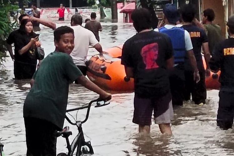 Banjir masih menggenangi empat kecamatan di Kabupaten Tangerang hingga Senin (14/11/2022) siang