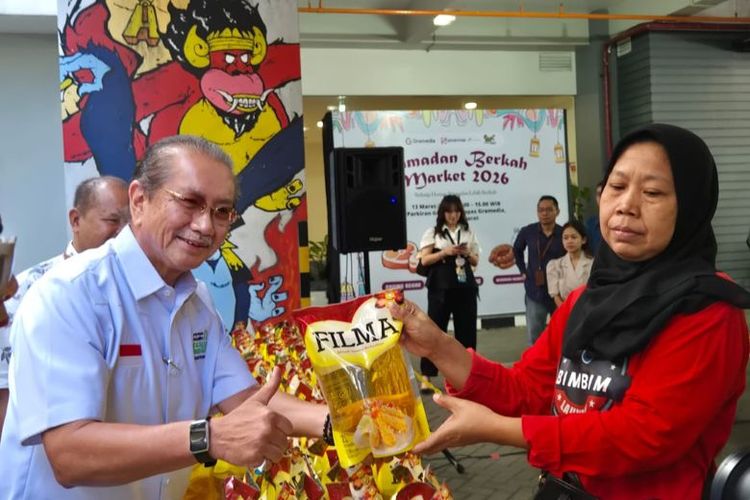 Ketua Yayasan Muslim Sinar Mas (YMSM) Agustian Partawidjaja secara simbolik menyerahkan minyak goreng Filma kepada masyarakat di Palmerah yang turut mengantre membeli minyak goreng.