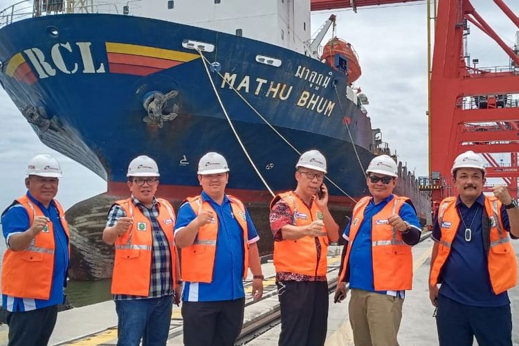 Ketua Apindo Sumut Haposan Siallagan saat meninjau langsung proses bongkar-muat kapal MV Mathu Bhum di pelabuhan milik PT Prima Terminal Petikemas, Minggu (7/8/2022).