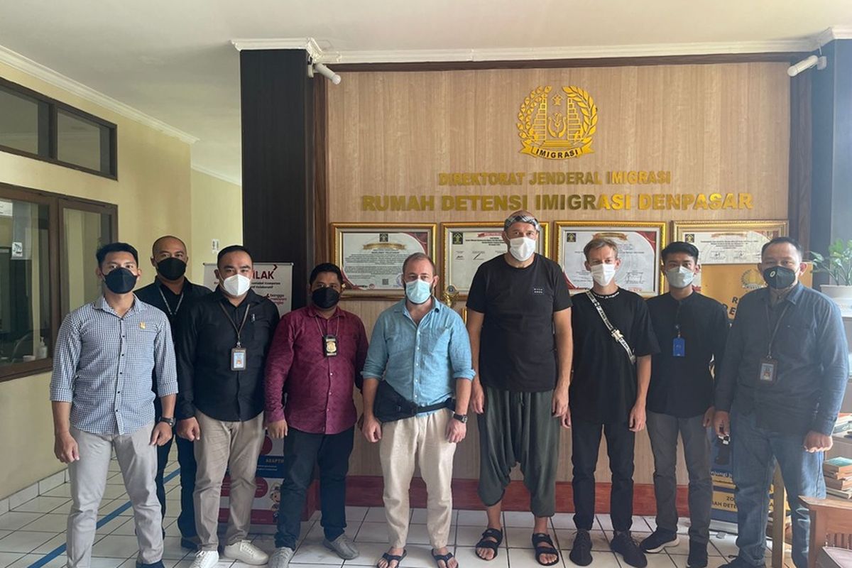 Tiga WNA saat dikawal petugas Imigrasi Denpasar sebelum dilakukan deportasi. 