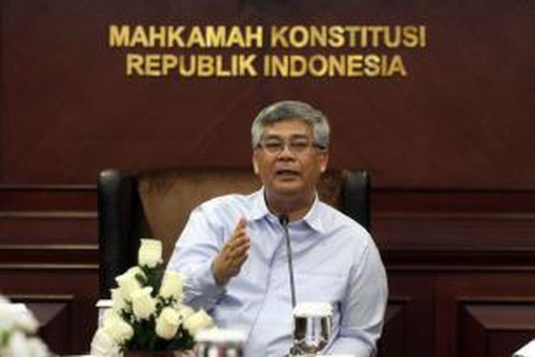Ketua Mahkamah Konstitusi Akil Mochtar memberikan pandangannya saat menerima kunjungan dari Badan Pengawas Pemilu dan beberapa tokoh nasional di Gedung MK, Jakarta, Selasa (24/9/2013).
