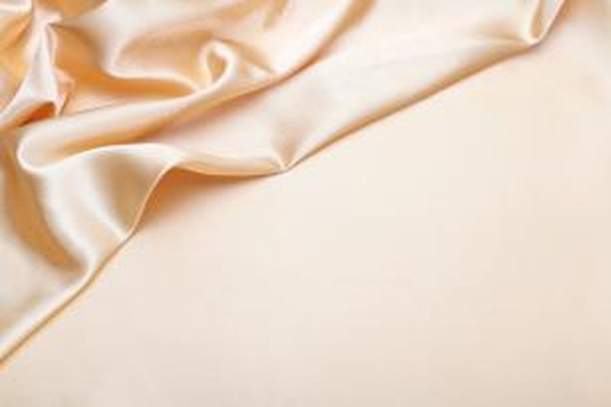 Sifat sintetis pada satin berdampak pada tekstur kain yang mudah pudar, kusut, sobek, dan berlubang. 
